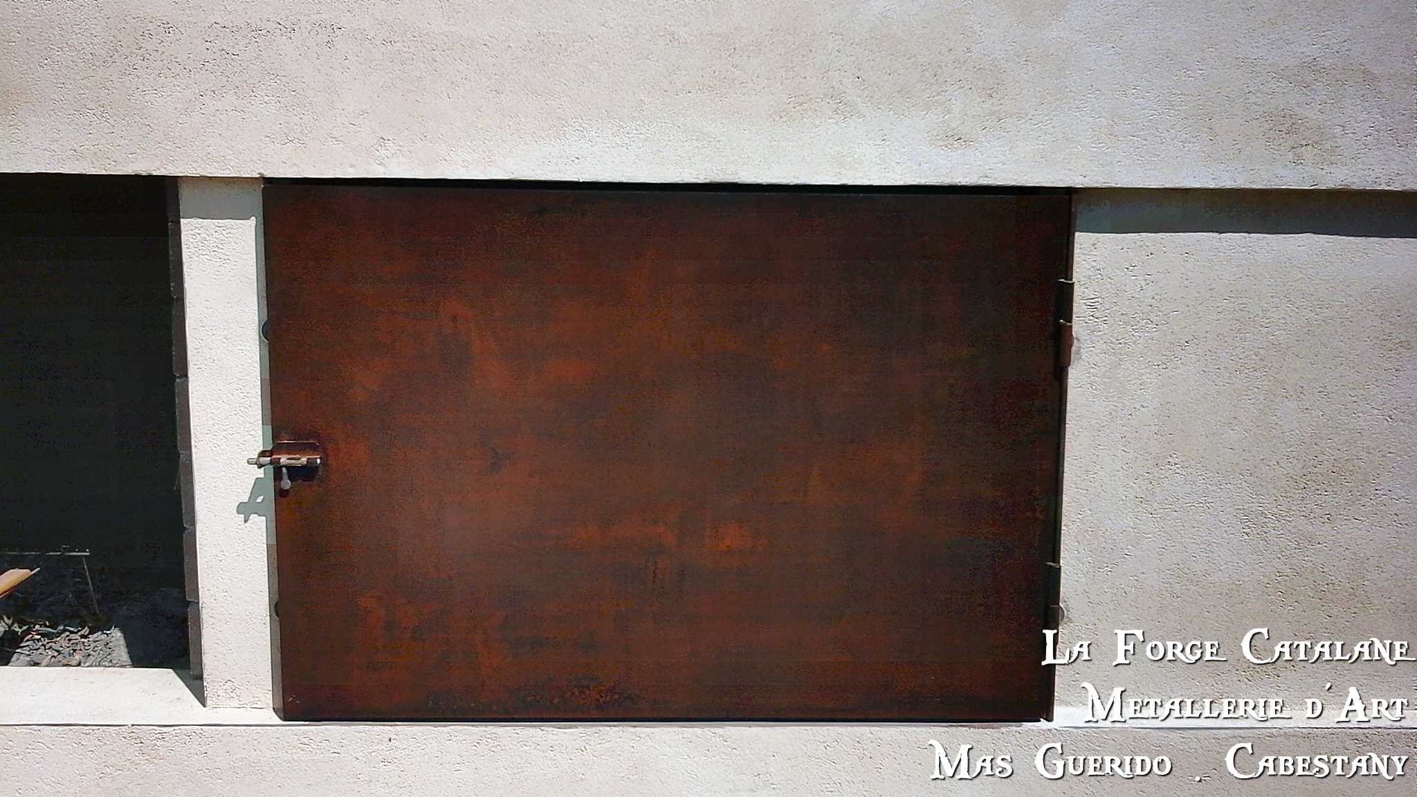 Porte tolee fermant un barbecue paumelles forge catalane 2.jpg